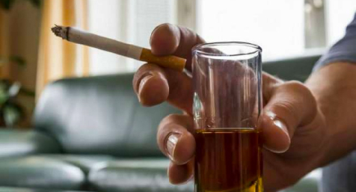 抽菸、酗酒和長期的心情壓抑導致勃起障礙 抽菸、酗酒和長期的心情壓抑導致勃起障礙